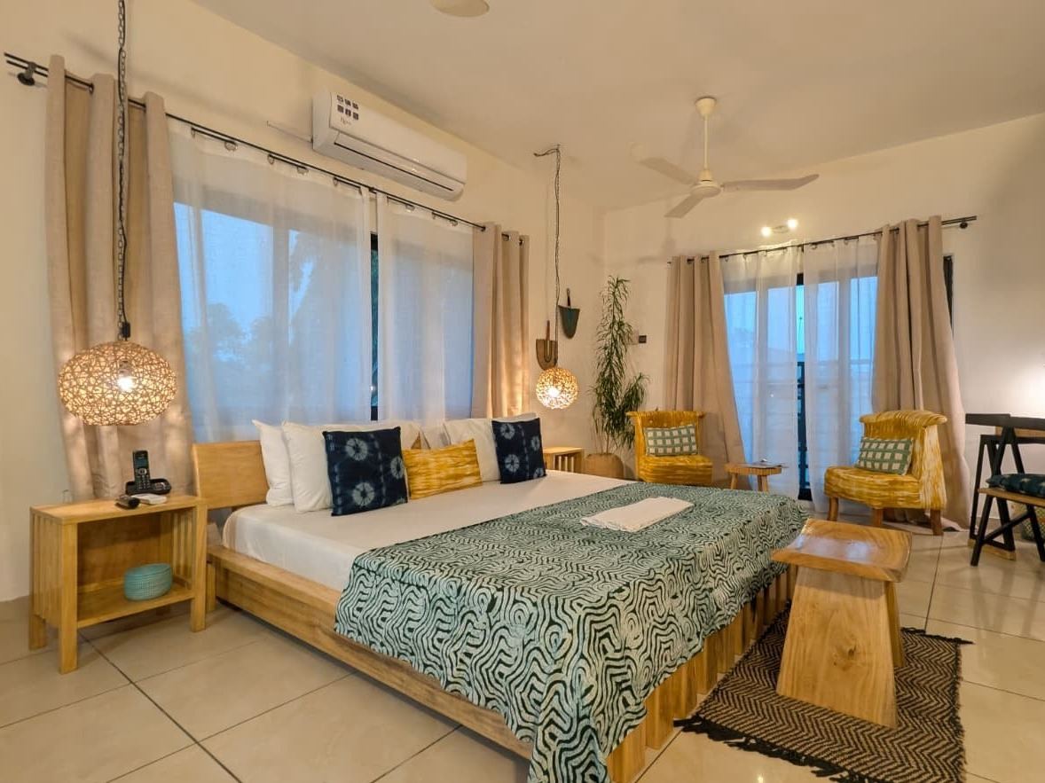 Chambre Néré (lit king size, petit balcon) - maison d'hôtes Canelya, Fidjrossè, Cotonou