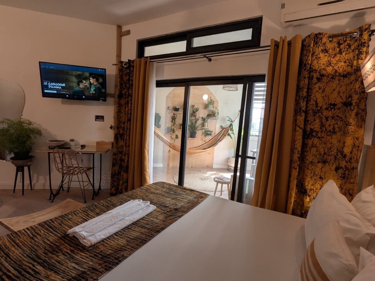 Chambre Kouekoue (lit king size, patio) - maison d'hôtes Canelya, Fidjrossè, Cotonou