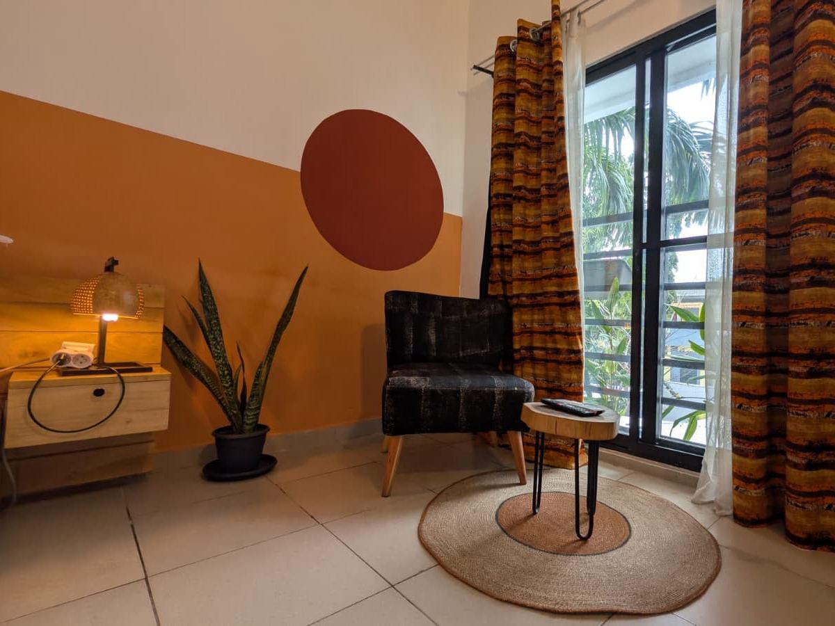 Chambre Asro (lit double, balcon) - maison d'hôtes Canelya, Fidjrossè, Cotonou