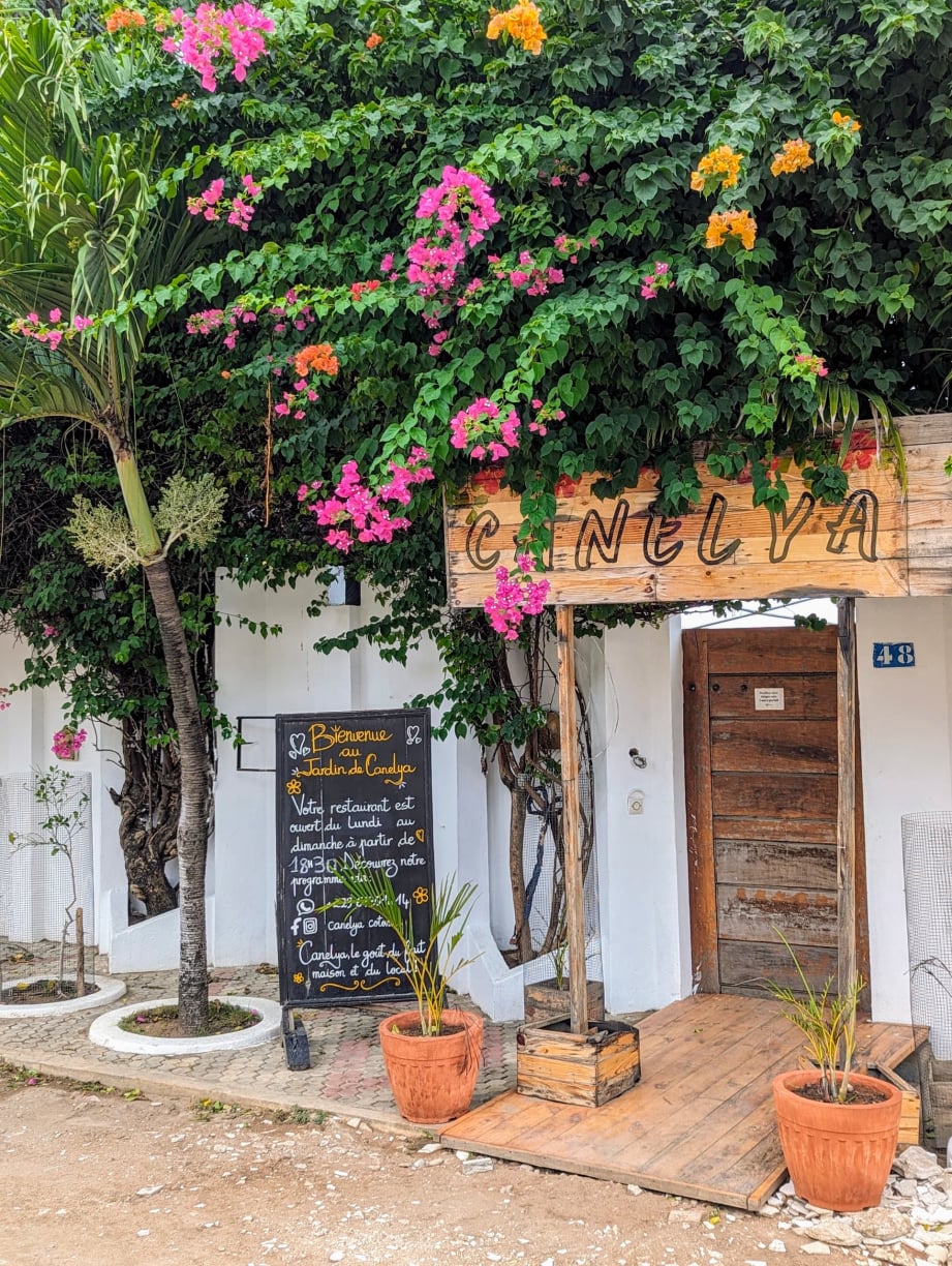 Jardin et chambres de La Maison de Canelya à Fidjrossè – photo 2