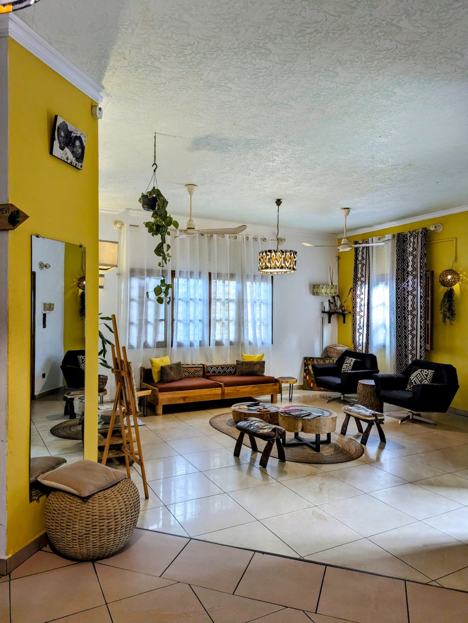 Jardin et chambres de La Maison de Canelya à Fidjrossè – photo 4