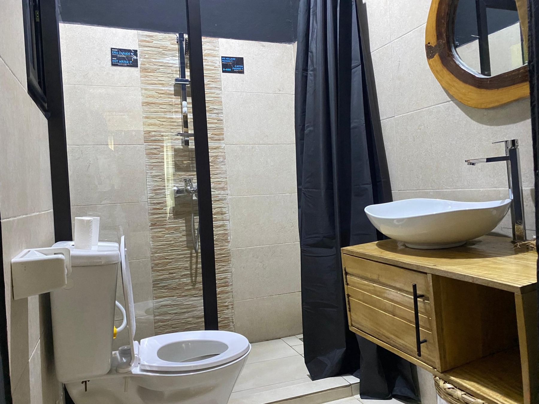 Chambre Asro (lit double, balcon) - maison d'hôtes Canelya, Fidjrossè, Cotonou