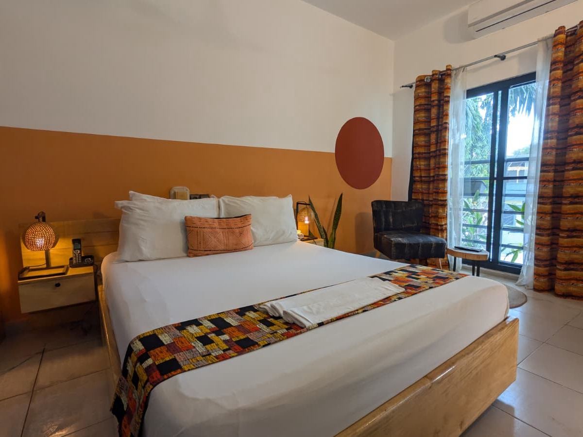 Chambre Asro (lit double, balcon) - maison d'hôtes Canelya, Fidjrossè, Cotonou